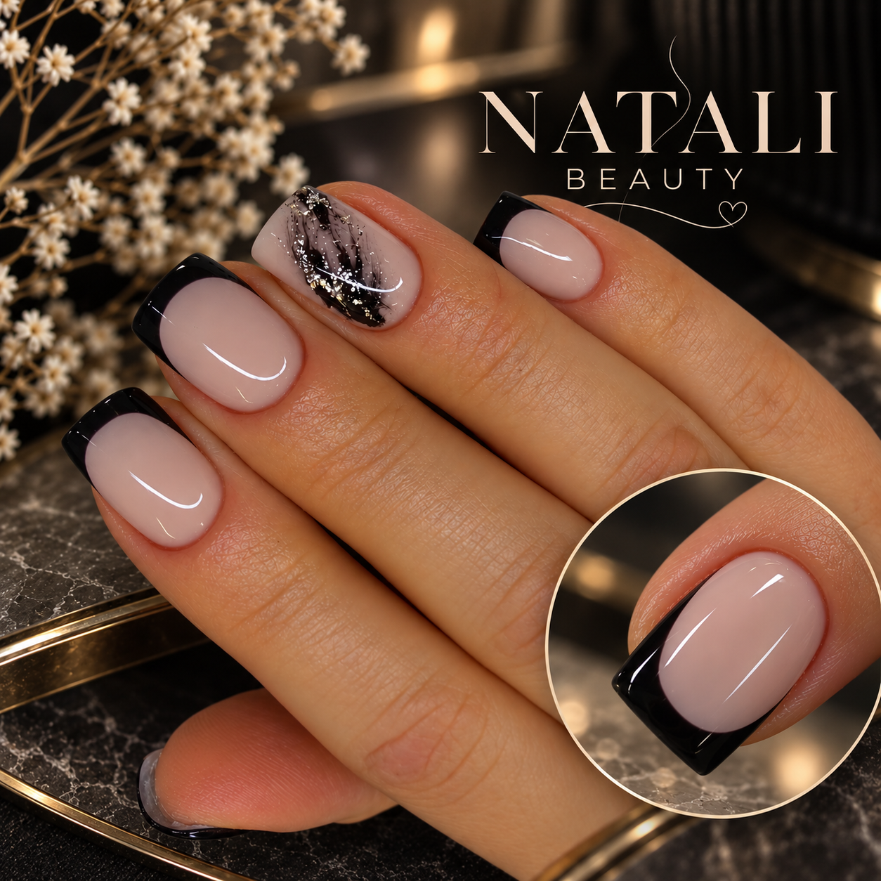 Nude nagels met een zwarte French en één nagel met zilveren design