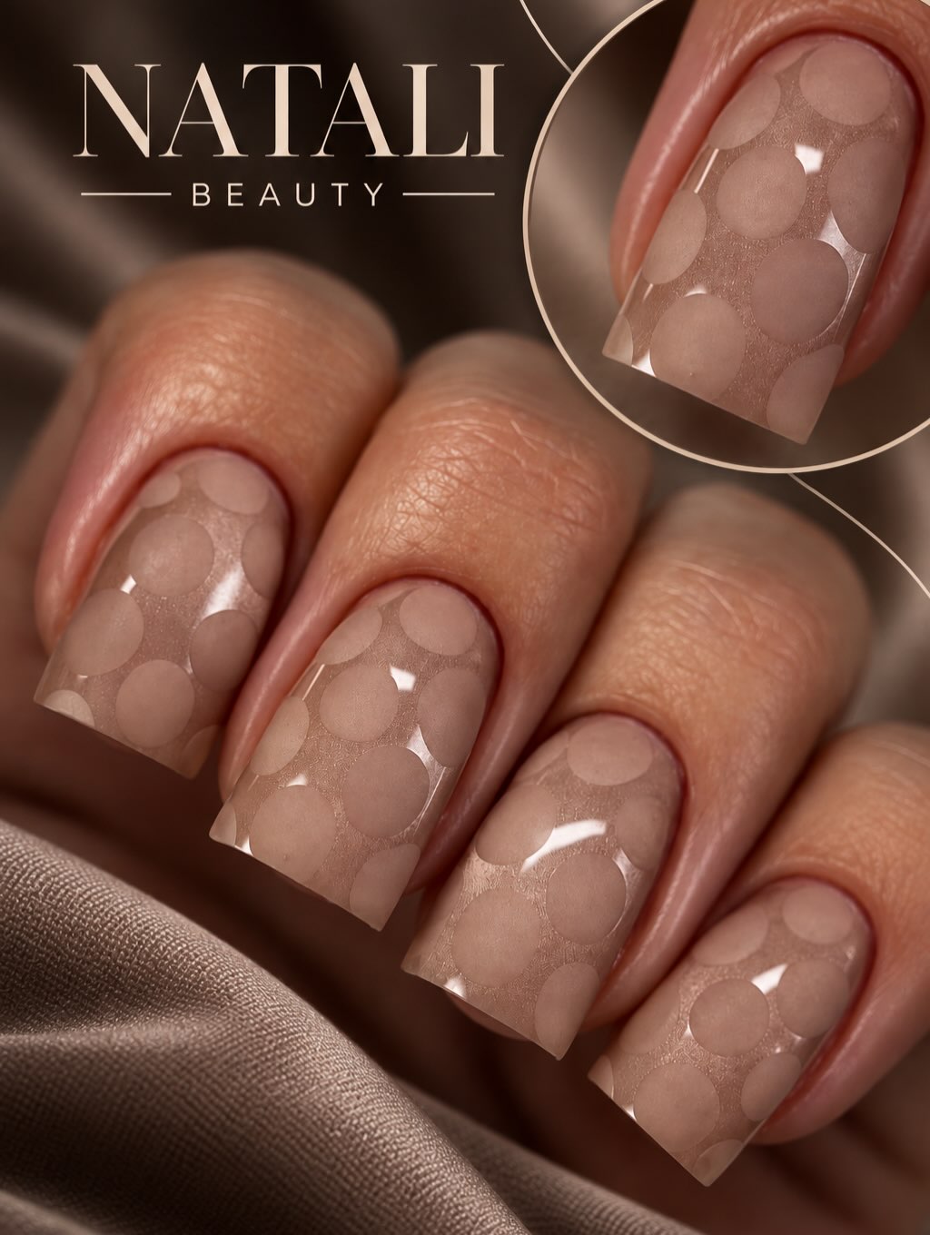 Nude nagels met een patroon van grote transparante stippen
